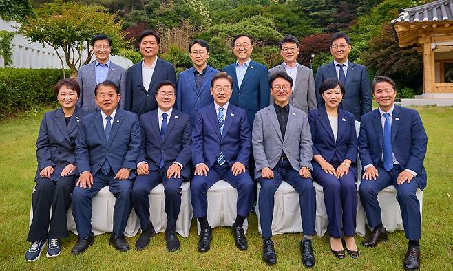 이재명 대통령이 지난 7일 서울 한남동 대통령 관저에서 열린 더불어민주당 지도부 초청 만찬에서 참석한 민주당 지도부와 기념촬영하고 있다. 대통령실 제공