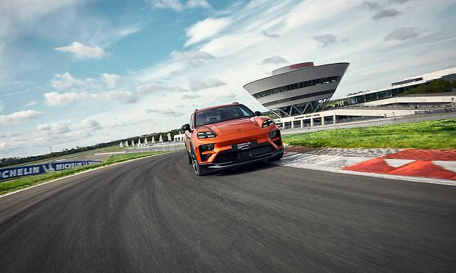 포르셰 익스피리언스 센터 서킷을 주행하는 마칸 EV. 포르셰 제공