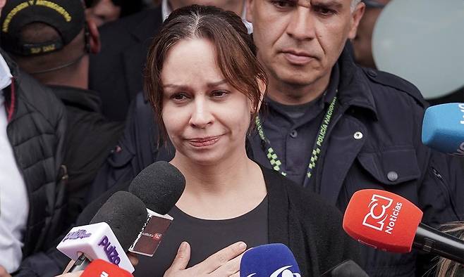 8일(현지시간) 콜롬비아 보고타에서 미겔 우리베 투르바이 콜롬비아 상원의원의 아내 마리아 클라우디아 타라조나가 기자회견을 하고 있다. 보고타=로이터연합뉴스