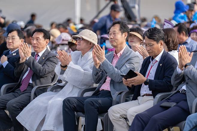 감포 가자미축제 현장.(앞에서 세번째 허대영 대외협력처장).