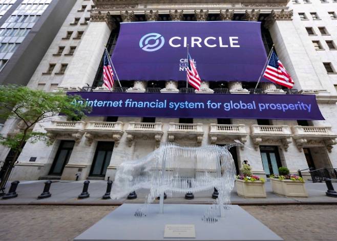 미국 뉴욕증권거래소(NYSE) 본사 벽면에 스테이블코인 발행 업체인 서클의 로고를 담은 현수막이 걸려있다.