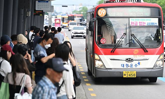 광주 시내버스 노조가 파업에 돌입한 9일 광주 서구 광주종합버스터미널 버스정류장에서 시민들이 줄 지어 버스를 기다리고 있다. 광주=뉴시스