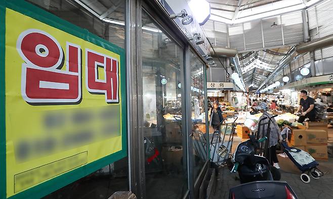 서울시내의 한 전통시장 내 상점에 임대 안내문이 게시돼 있다. 뉴스1