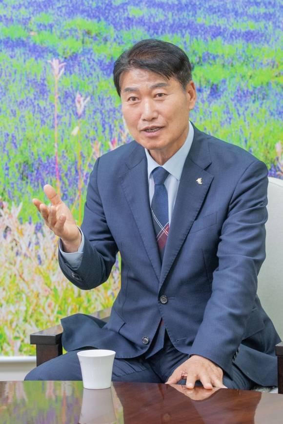 함명준 강원 고성군수가 지난달 29일 군청 집무실에서 서울신문과 인터뷰를 하고 있다. 고성군 제공