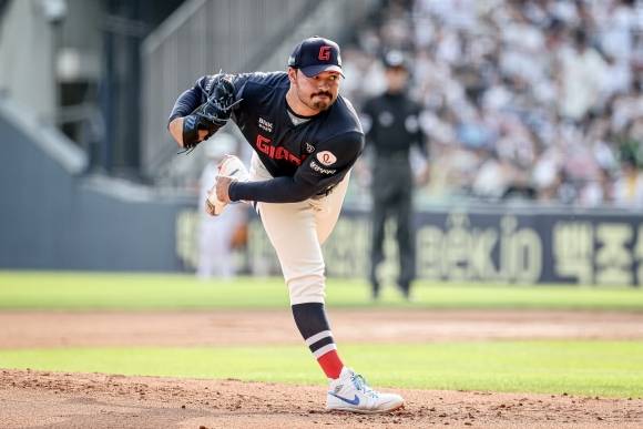 알렉 감보아(롯데 자이언츠)가 8일 서울 잠실야구장에서 열린 2025 KBO리그 정규시즌 두산 베어스와의 원정 경기에서 공을 던지고 있다. 롯데 자이언츠 제공