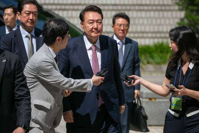 윤석열 전 대통령이 9일 서울 서초구 서울중앙지방법원에서 열린 내란 우두머리 혐의·직권남용 권리행사 방해 혐의 사건 6차 공판에 출석하고 있다.사진공동취재단