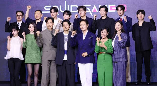 9일 서울 용산구 드래곤시티호텔에서 열린 넷플릭스 ‘오징어게임’ 시즌3 제작 발표회에서 이정재(앞줄 왼쪽 세 번째), 황동혁(〃 네 번째) 감독, 이병헌(〃 다섯 번째) 등 연출자와 출연 배우들이 기념 촬영을 하고 있다. 연합뉴스