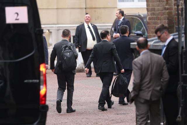미·중 고위급 무역 회담이 열린 9일(현지 시간) 회담장이 마련된 영국 런던 랭커스터하우스에 양국 당국자들이 들어가고 있다. 로이터연합뉴스