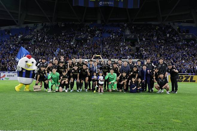 인천 선수들이 8일 부천과 홈경기에서 1-0 승리한 뒤 기념촬영을 하고 있다. 사진제공|한국프로축구연맹