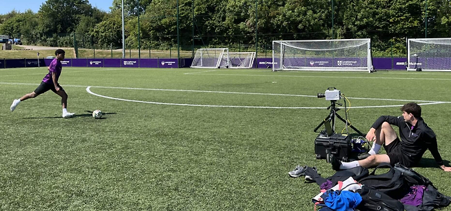 러프버러 대학 연구팀이 선수를 대상으로 축구공을 데스트하고 있다. 디애슬레틱