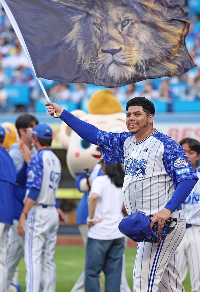 8일 대구 NC전을 마치고 사자 깃발을 흔들고 있는 삼성 아리엘 후라도. 삼성 라이온즈 제공