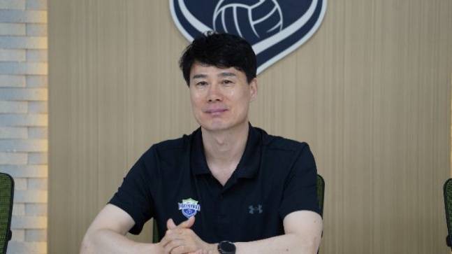 현대건설 강성형 감독이 9일 경기도 용인시에 위치한 현대건설 체육관에서 열린 기자회견에서 취재진과 인터뷰하고 있다. /사진=현대건설 배구단 제공