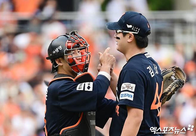 31일 오후 경상남도 창원NC파크에서 열린 '2025 신한 SOL Bank KBO리그' 한화 이글스와 NC 다이노스의 경기, 한화가 9회초 6득점 빅이닝을 만들며 9:6의 스코어로 승리, 위닝 시리즈를 확보했다. 경기 종료 후 한화 최재훈 김서현 배터리가 승리의 기쁨을 나누고 있다. 엑스포츠뉴스 DB