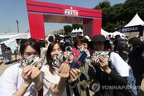 BTS 페스타 찾은 글로벌 아미 (서울=연합뉴스) 강민지 기자 = 일본에서 온 방탄소년단 팬(아미)들이 13일 오전 서울 송파구 잠실종합운동장 일대에서 열린 '2024 FESTA'에서 기념품을 내보이고 있다. 2024.6.13 mjkang@yna.co.kr