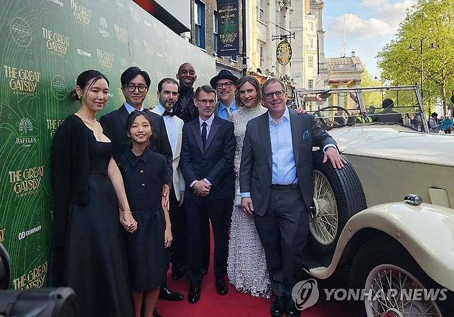 '위대한 개츠비' 런던 웨스트엔드 개막 레드카펫 (런던=연합뉴스) 김지연 특파원 = 신춘수 오디컴퍼니 대표와 마크 브루니 연출 등이 24일(현지시간) 영국 런던 콜리시엄 극장에서 한국 제작사의 창작 뮤지컬 '위대한 개츠비' 개막 공연에 앞서 열린 레드카펫 행사에서 기념 촬영하고 있다. 2025.4.25 cherora@yna.co.kr