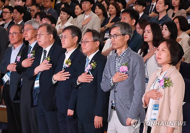 2025 기록의 날 기념행사 (서울=연합뉴스) 이정훈 기자 = 9일 서울 종로구 정부서울청사 별관에서 열린 2025 기록의 날 기념행사에서 고기동 행정안전부 장관 직무대행(앞줄 오른쪽 세번째)과 이용철 국가기록원장을 비롯한 참석자들이 국기에 경례하고 있다. 2025.6.9 uwg806@yna.co.kr