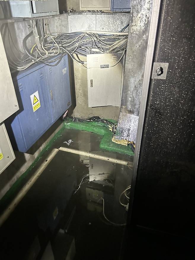 ▲ 인천 한 백화점 전기배선실(EPS실)에서 화재가 나 1시간여 만에 진화됐다./사진제공=인천소방본부.