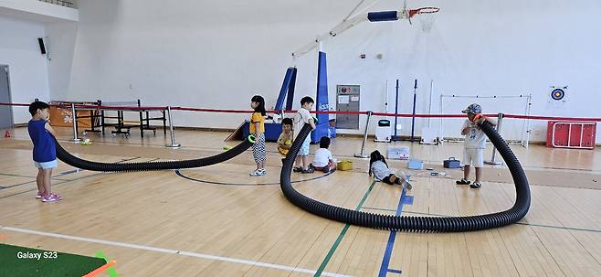 놀이 인프라가 부족한 도내 취약 지역 아동들이 경북도가 운영 중인 ‘찾아가는 놀이터’에서 놀이 프로그램을 즐기고 있다./경북도 제공