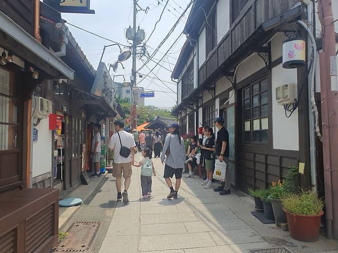 여행객들이 구룡포의 골목길을 걷고 있다.