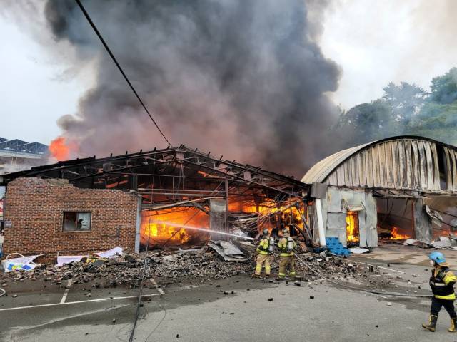 10일 오후 3시 50분께 경남 김해시 한림면의 가구 공장에서 화재가 발생해 2명이 다쳤다. 경남소방본부 제공