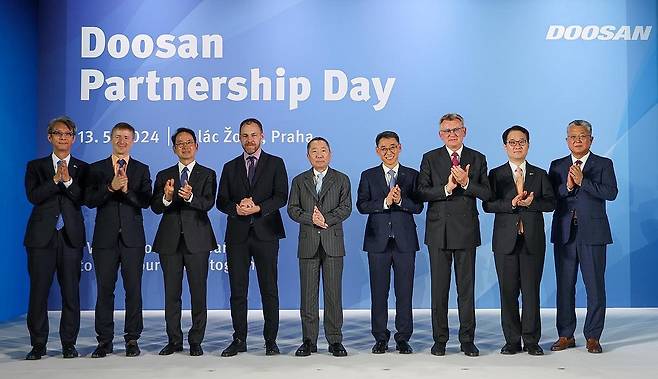 2024년 5월 체코 프라하에서 열린 '두산 파트너십 데이' 행사에서 박정원(가운데) 두산그룹 회장이 한국-체코 정부, 기업 관계자들과 기념 촬영을 하고 있다./사진=두산