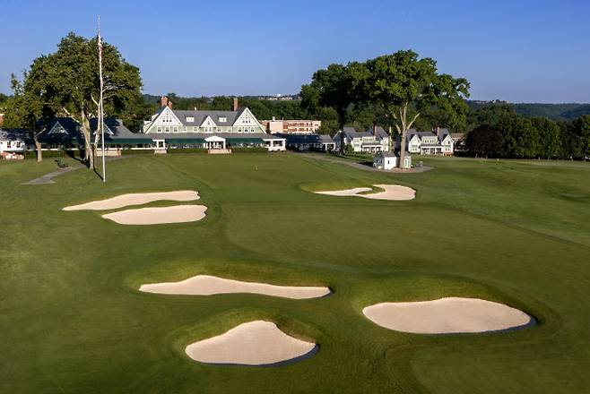 오크몬트CC 9번홀에서 바라본 클럽하우스 전경. (사진=USGA)