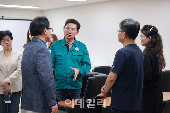 이상일 용인특례시장이 지난 8일 서천동 천공기 전도 사고 피해 현장을 찾아 피해 주민 및 국가철도공단, 시공사 관계자들과 이야기를 나누고 있다.(사진=용인시)