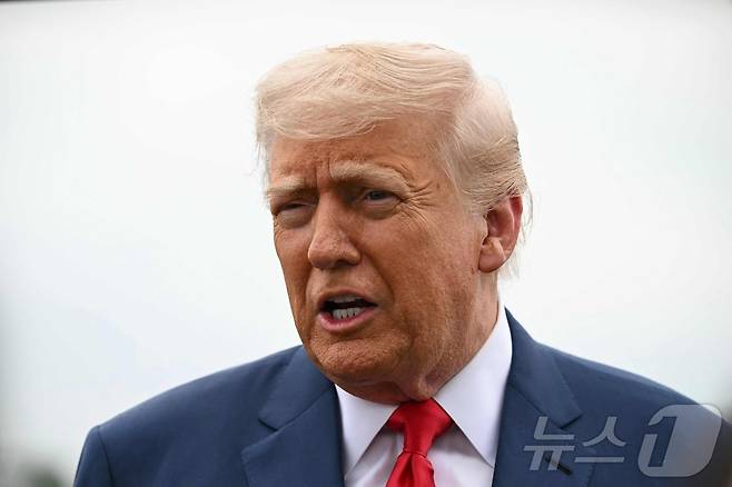 도널드 트럼프 미국 대통령이 8일 뉴저지주 모리스타운의 모리스타운 시립공항에서 캠프 데이비드로 가는 길에 기자들과 대화하고 있다. 2025.6.8 ⓒ AFP=뉴스1 ⓒ News1 강민경 기자