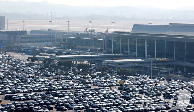 설 명절을 앞둔 1월 24일 서울 강서구 김포공항 국내선청사 주차장이 차량들로 가득 차 있다. 2025.1.24/뉴스1 ⓒ News1 권현진 기자