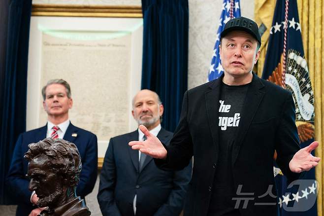 지난달 30일(현지시간) 일론 머스크 테슬라 최고경영자(CEO)가 정부효율부(DOGE) 수장에서 물러나면서 스콧 베선 재무부 장관(왼쪽), 하워드 러트닉 상무부 장관(가운데)이 지켜보는 가운데, 미국 워싱턴DC 백악관 오벌오피스에서 도널드 트럼프 미국 대통령과 기자 회견을 하고 있다. 2025.05.30 ⓒ AFP=뉴스1 ⓒ News1 류정민 특파원