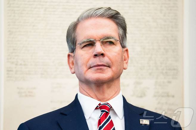 스콧 베선트 미국 재무부 장관이 지난달 30일(현지시간) 워싱턴 DC 백악관 오벌 오피스에서 도널드 트럼프 미국 대통령이 엘론 머스크와 기자회견을 하는 모습을 지켜보고 있다. 2025.05.30 ⓒ AFP=뉴스1 ⓒ News1 류정민 특파원