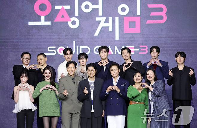 9일 서울 용산구 서울드래곤시티에서 열린 넷플릭스 시리즈 '오징어 게임' 시즌3 제작발표회에서 드라마 주역들이 포즈를 취하고 있다. '오징어 게임' 시즌3은 자신만의 목적을 품고 다시 참가한 게임에서 가장 친한 친구를 잃고 만 ‘기훈’과, 정체를 숨긴 채 게임에 숨어들었던 프론트맨, 그리고 그 잔인한 게임 속에서 살아남은 참가자들의 마지막 운명을 그린 이야기다. 2025.6.9/뉴스1 ⓒ News1 권현진 기자