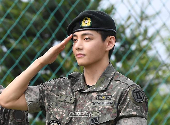 방탄소년단(BTS)의 뷔(김태형)가 10일 강원도 춘천시 신북읍 체육공원에서 진행된 전역 행사에서 팬과 취재진을 향해 거수 경례를 하고 있다. 춘천 | 박진업 기자 upandup@sportsseoul.com