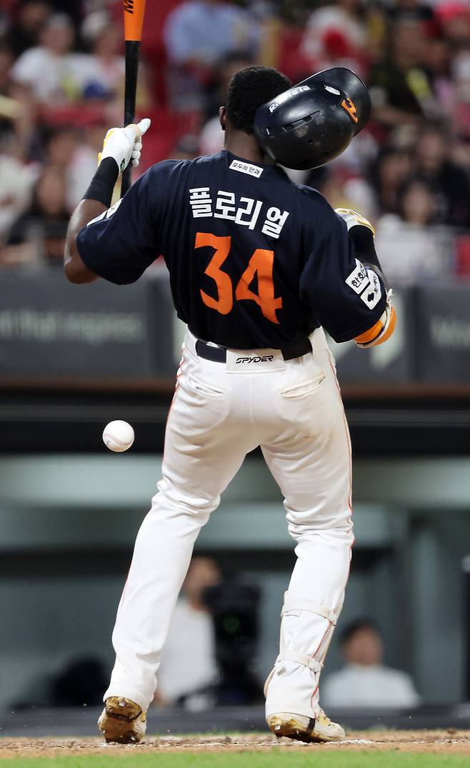 한화 플로리얼이 8일 광주-기아 챔피언스 필드에서 열린 2025 KBO리그 KIA전에서 10회초 KIA 정해영 투구에 손을 맞고 있다. 사진 | 광주=연합뉴스