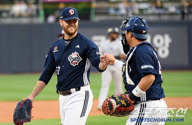 29일 수원KT위즈파크에서 열린 KBO리그 KT 위즈와 두산 베어스의 경기. 1회를 마친 두산 콜어빈이 김기연과 하이파이브를 하고 있다. 수원=박재만 기자 pjm@sportschosun.com/2025.05.29/