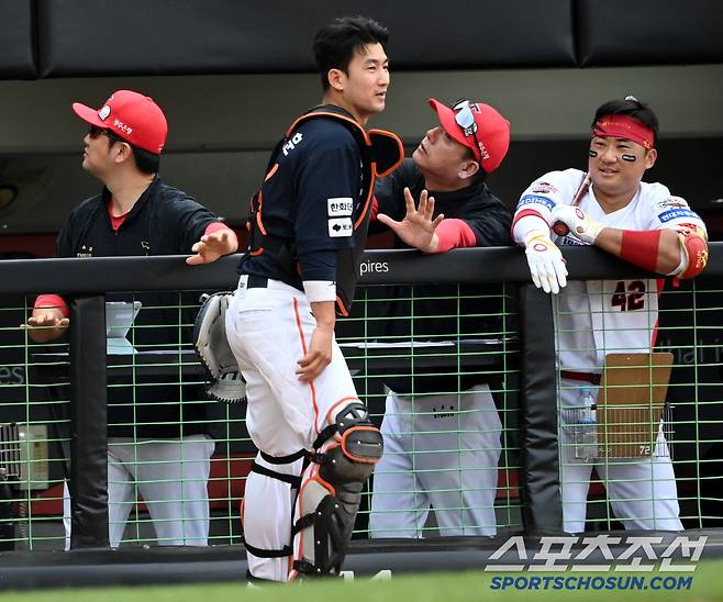 최재훈의 인사에 안도하는 KIA 더그아웃