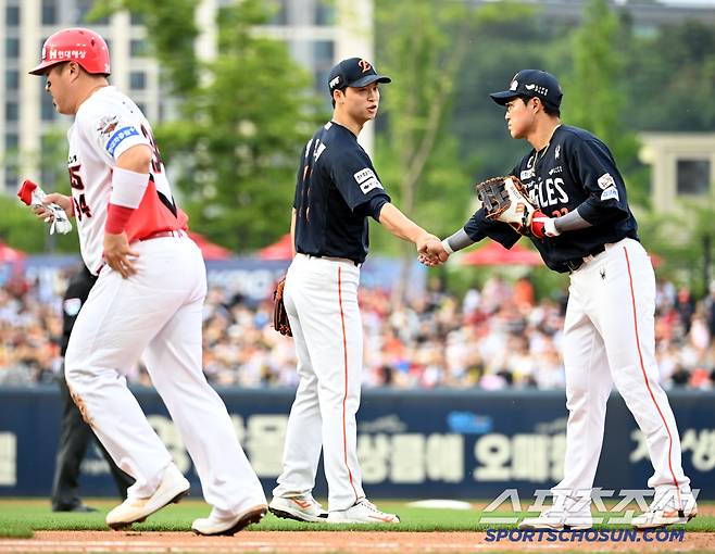 채은성의 빠른 판단으로 만든 더블 플레이에 고마움을 전하는 엄상백