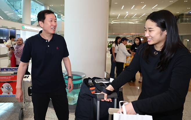 (영종도=연합뉴스) 김인철 기자 = 세계배드민턴연맹(BWF) 월드투어 슈퍼 1000 인도네시아오픈 여자 단식 결승에서 우승을 차지한 안세영이 9일 인천국제공항 제2여객터미널로 귀국한 뒤 박주봉 감독과 헤어지기 전 인사하고 있다. <저작권자(c) 연합뉴스, 무단 전재-재배포, AI 학습 및 활용 금지>