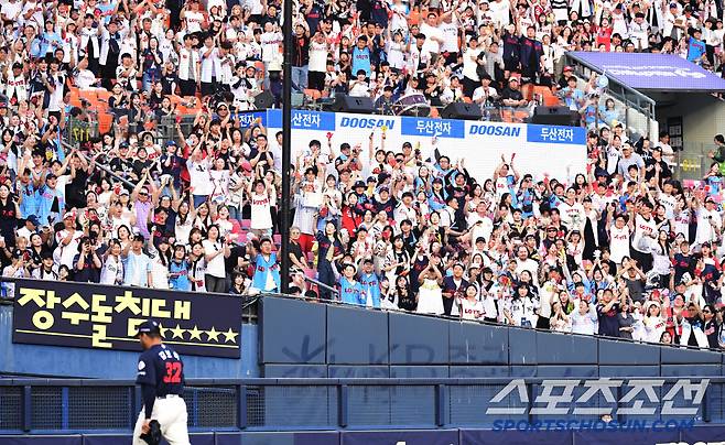 8일 잠실구장에서 열린 두산과 롯데의 경기. 7회말 마운드를 내려가는 롯데 선발 감보아에게 기립 박수를 보내고 있는 롯데 야구팬들. 잠실=송정헌 기자songs@sportschosun.com/2025.06.08/