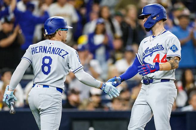 키케 에르난데스가 연장 10회초 득점을 올린 앤디 파헤스와 손을 맞잡고 있다. Imagn Images연합뉴스