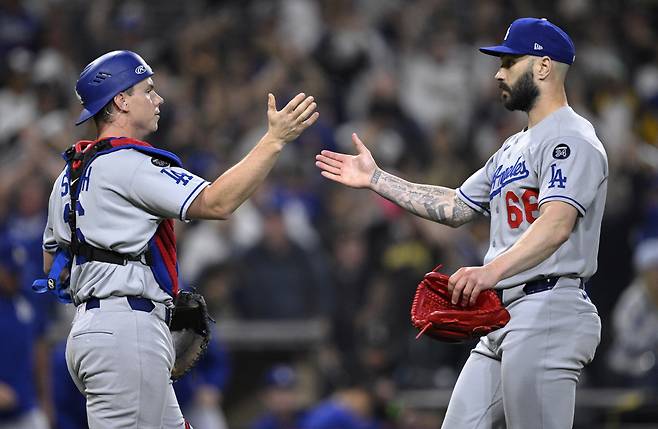 다저스 마무리 태너 스캇이 연장 10회 승리를 확정지은 뒤 포수 윌 스미스와 하이파이브를 하고 있다. AP연합뉴스