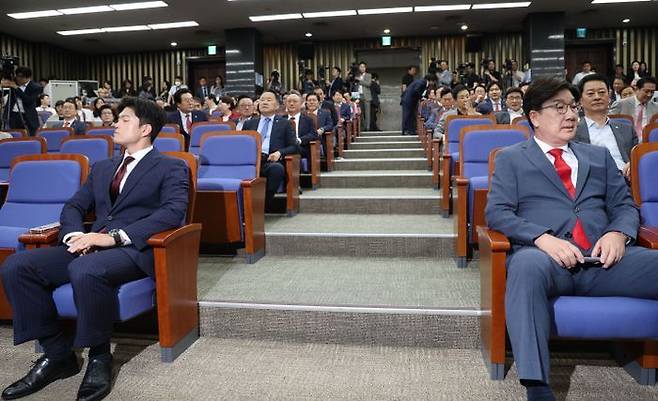 김용태 국민의힘 비상대책위원장과 권성동 원내대표가 지난 9일 국회에서 열린 의원총회에 참석해 자리하고 있다. ⓒ뉴시스