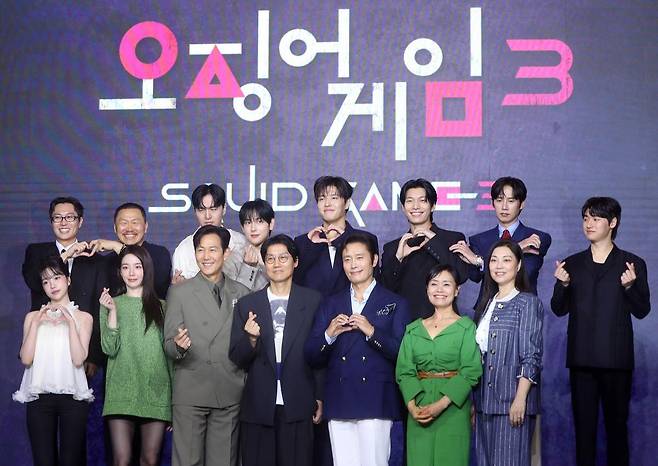 9일 서울 용산구 서울드래곤시티 호텔에서 열린 ‘오징어 게임’ 시즌3 제작발표회에 참석한 황동혁 감독(앞줄 왼쪽에서 네 번째)과 출연 배우들. 황 감독은 ‘오징어 게임’의 세계적인 인기에 대해 “말도 안 되는 기적 같은 일들이 벌어졌다”며 “시즌4를 만들 계획은 없지만 기회가 되면 ‘스핀오프’를 해볼까 생각하고 있다”고 했다. 뉴시스 제공
