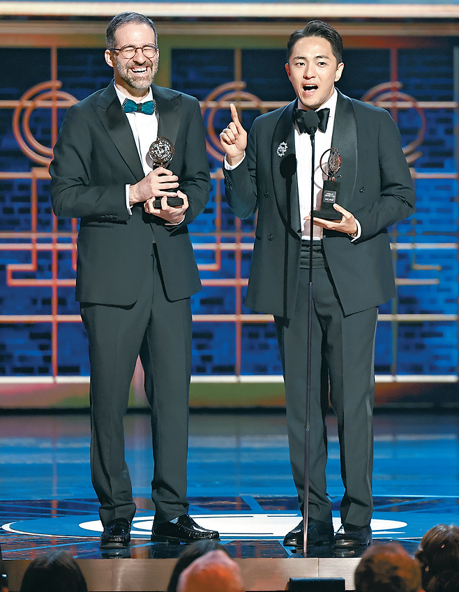 8일(현지 시간) 미국 뉴욕 라디오시티 뮤직홀에서 열린 제78회 토니상 시상식에서 ‘어쩌면 해피엔딩’의 박천휴 작가(오른쪽)와 윌 애런슨 작곡가가 ‘각본상’을 수상한 뒤 함께 무대에 올라 수상 소감을 발표하고 있다. 박 작가는 “뿌듯하고 자랑스럽다”며 “정말 진심을 다해 만든 작품”이라고 강조했다. 뉴욕=게티이미지