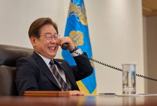 이재명 대통령이 9일 서울 용산 대통령실에서 이시바 시게루 일본 총리와 전화 통화를 하고 있다.
<대통령실 제공>