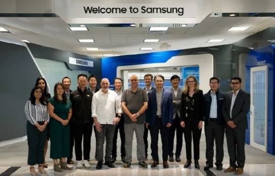 이스라엘 오토록스 경영진과 삼성전자 관계자들이 지난달 삼성 파운드리 오스틴 공장에서 기념사진을 촬영하고 있다. 링크드인 캡처.