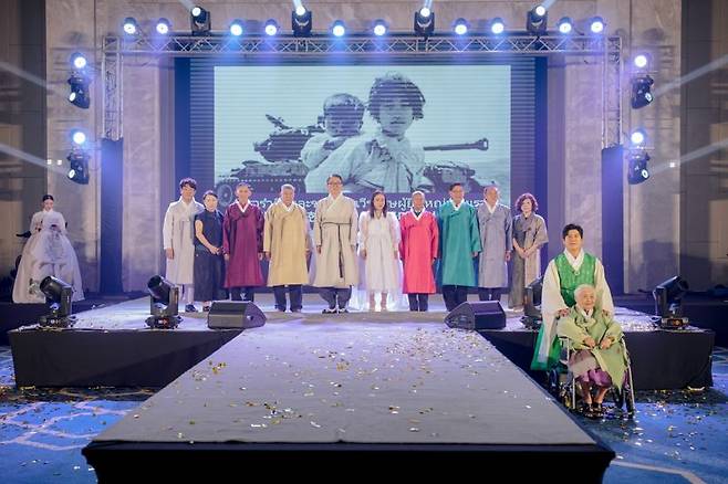 한문화진흥협회(회장 정사무엘)가 지난 8일(현지시간) 태국 Amari 호텔 그랜드볼룸에서 개최한 '제4회 태국 한복모델 선발대회'에서 정 회장(오른쪽 연단아래)를 비롯해 박용민 주 태국 한국대사(왼쪽 다섯번째)와 사왓냐 카라케엣 태국 조직위원장(왼쪽 여섯번째) 등 양국 귀빈들이 기념촬영을 하고 있다. 정 회장은 이날 특별행사로 진행된 6·25 한국전쟁 참전한 간호사 출신 용사가 몸이 불편해 연단에 오르지 못하자 직접 내려가 직접 의전을 해 눈길을 끌었다. 한문화진흥협회 제공