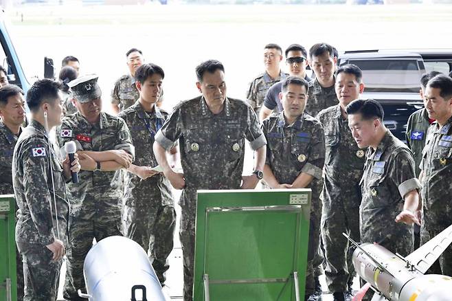 10일 김명수 합참의장이 공군11전투비행단에서 항공무장 현황을 보고받고 있다. 합참 제공