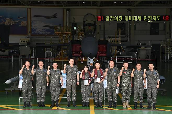 김명수 합참의장이 공군11전투비행단에서 장병들을 격려하고 있다. 합참 제공