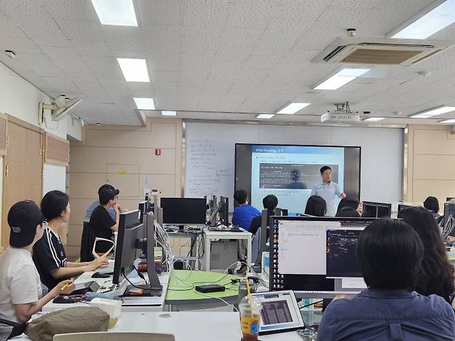 서울 강서구 우장산로 폴리텍대학 사이버보안과 학생들이 열심히 수업을 듣고 있다. 사진= 박지영 기자